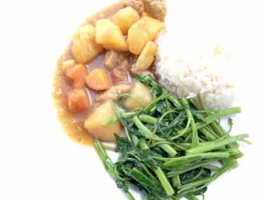 Köri ile Japon köri ve karıştırın kızarmış su ıspanak pirinç beyaz tabak içinde izole etmek beyaz zemin üzerine, Tay tarzında gıda.