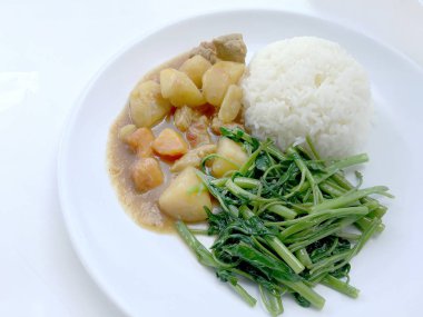 Köri ile Japon köri ve karıştırın kızarmış su ıspanak pirinç beyaz tabak içinde izole etmek beyaz zemin üzerine, Tay tarzında gıda.