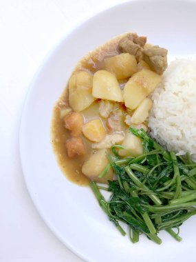 Köri ile Japon köri ve karıştırın kızarmış su ıspanak pirinç beyaz tabak içinde izole etmek beyaz zemin üzerine, Tay tarzında gıda.