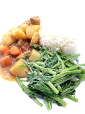 Köri ile Japon köri ve karıştırın kızarmış su ıspanak pirinç beyaz tabak içinde izole etmek beyaz zemin üzerine, Tay tarzında gıda.