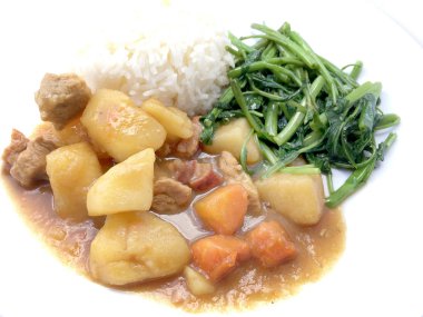 Köri ile Japon köri ve karıştırın kızarmış su ıspanak pirinç beyaz tabak içinde izole etmek beyaz zemin üzerine, Tay tarzında gıda.