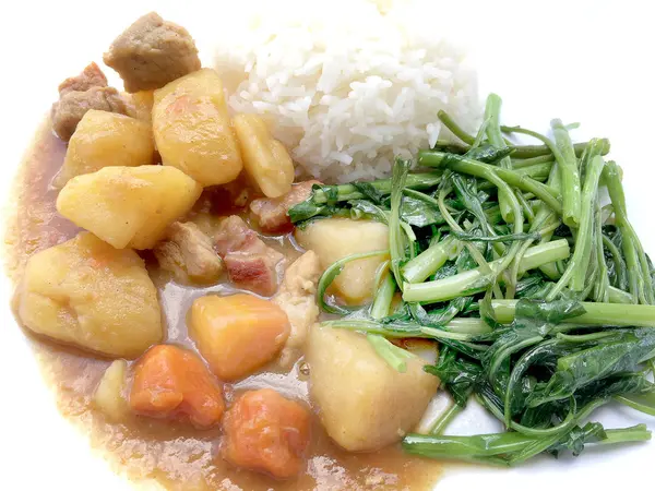 Köri ile Japon köri ve karıştırın kızarmış su ıspanak pirinç beyaz tabak içinde izole etmek beyaz zemin üzerine, Tay tarzında gıda.