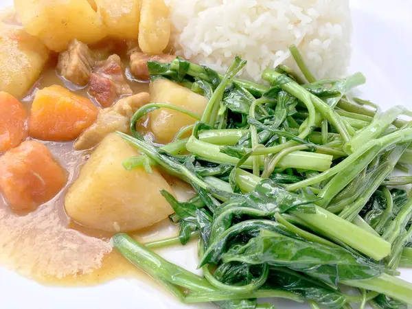 Köri ile Japon köri ve karıştırın kızarmış su ıspanak pirinç beyaz tabak içinde izole etmek beyaz zemin üzerine, Tay tarzında gıda.