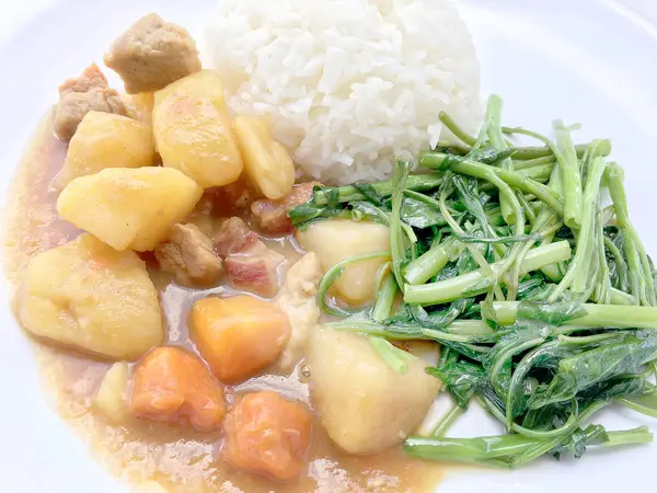 Köri ile Japon köri ve karıştırın kızarmış su ıspanak pirinç beyaz tabak içinde izole etmek beyaz zemin üzerine, Tay tarzında gıda.