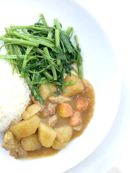 Köri ile Japon köri ve karıştırın kızarmış su ıspanak pirinç beyaz tabak içinde izole etmek beyaz zemin üzerine, Tay tarzında gıda.