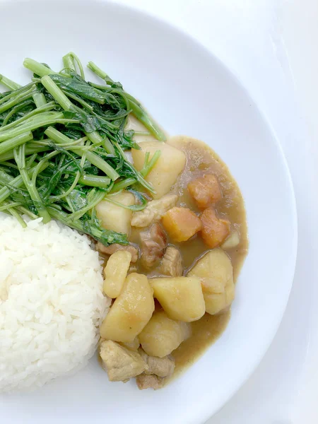 Köri ile Japon köri ve karıştırın kızarmış su ıspanak pirinç beyaz tabak içinde izole etmek beyaz zemin üzerine, Tay tarzında gıda.