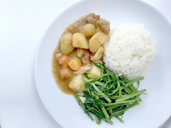 Köri ile Japon köri ve karıştırın kızarmış su ıspanak pirinç beyaz tabak içinde izole etmek beyaz zemin üzerine, Tay tarzında gıda.