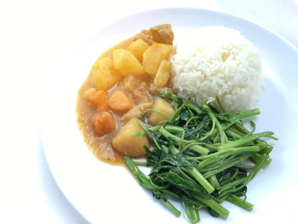 Köri ile Japon köri ve karıştırın kızarmış su ıspanak pirinç beyaz tabak içinde izole etmek beyaz zemin üzerine, Tay tarzında gıda.