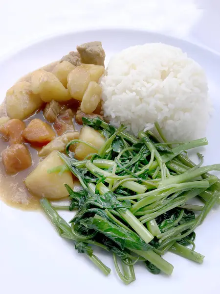 Köri ile Japon köri ve karıştırın kızarmış su ıspanak pirinç beyaz tabak içinde izole etmek beyaz zemin üzerine, Tay tarzında gıda.