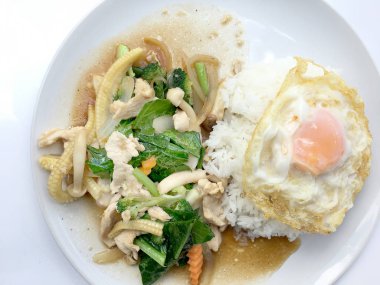 Beyaz arka plan üzerinde beyaz tabak pirinç ile tavada kızartılmış karışık sebze.