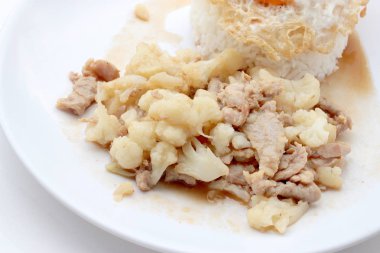 Domuz eti ile kızarmış karnabahar, beyaz tabak pirinç kızarmış yumurta beyaz zemin üzerine, Tay tarzında gıda yalıtmak.