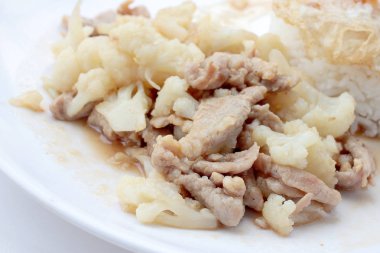 Domuz eti ile kızarmış karnabahar, beyaz tabak pirinç kızarmış yumurta beyaz zemin üzerine, Tay tarzında gıda yalıtmak.