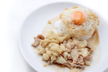 Domuz eti ile kızarmış karnabahar, beyaz tabak pirinç kızarmış yumurta beyaz zemin üzerine, Tay tarzında gıda yalıtmak.