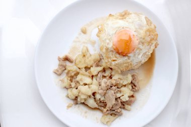 Domuz eti ile kızarmış karnabahar, beyaz tabak pirinç kızarmış yumurta beyaz zemin üzerine, Tay tarzında gıda yalıtmak.