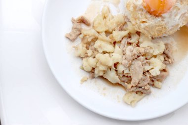 Domuz eti ile kızarmış karnabahar, beyaz tabak pirinç kızarmış yumurta beyaz zemin üzerine, Tay tarzında gıda yalıtmak.