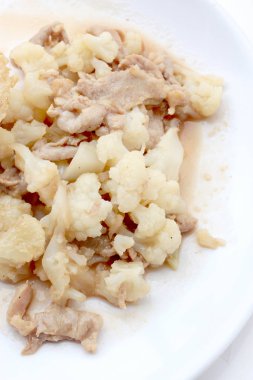 Domuz eti ile kızarmış karnabahar, beyaz tabak pirinç kızarmış yumurta beyaz zemin üzerine, Tay tarzında gıda yalıtmak.