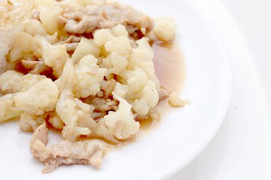 Domuz eti ile kızarmış karnabahar, beyaz tabak pirinç kızarmış yumurta beyaz zemin üzerine, Tay tarzında gıda yalıtmak.