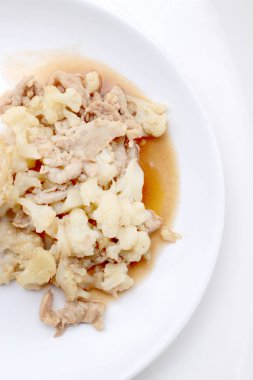 Domuz eti ile kızarmış karnabahar, beyaz tabak pirinç kızarmış yumurta beyaz zemin üzerine, Tay tarzında gıda yalıtmak.