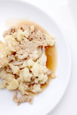 Domuz eti ile kızarmış karnabahar, beyaz tabak pirinç kızarmış yumurta beyaz zemin üzerine, Tay tarzında gıda yalıtmak.