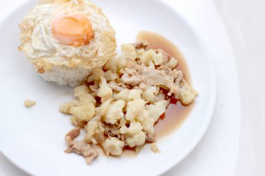 Domuz eti ile kızarmış karnabahar, beyaz tabak pirinç kızarmış yumurta beyaz zemin üzerine, Tay tarzında gıda yalıtmak.