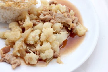 Domuz eti ile kızarmış karnabahar, beyaz tabak pirinç kızarmış yumurta beyaz zemin üzerine, Tay tarzında gıda yalıtmak.