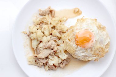 Domuz eti ile kızarmış karnabahar, beyaz tabak pirinç kızarmış yumurta beyaz zemin üzerine, Tay tarzında gıda yalıtmak.