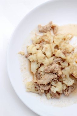 Domuz eti ile kızarmış karnabahar, beyaz tabak pirinç kızarmış yumurta beyaz zemin üzerine, Tay tarzında gıda yalıtmak.