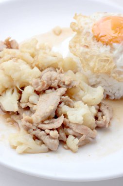 Domuz eti ile kızarmış karnabahar, beyaz tabak pirinç kızarmış yumurta beyaz zemin üzerine, Tay tarzında gıda yalıtmak.