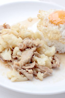 Domuz eti ile kızarmış karnabahar, beyaz tabak pirinç kızarmış yumurta beyaz zemin üzerine, Tay tarzında gıda yalıtmak.