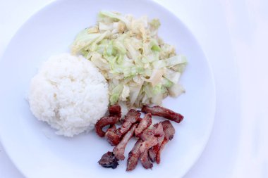 Fried lahana beyaz tabak beyaz backgeound, Tay gıda tarzı izole içinde Shell petrol beyaz tabak ve kızarmış domuz eti ile