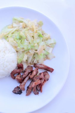 Fried lahana beyaz tabak beyaz backgeound, Tay gıda tarzı izole içinde Shell petrol beyaz tabak ve kızarmış domuz eti ile