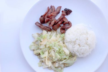 Fried lahana beyaz tabak beyaz backgeound, Tay gıda tarzı izole içinde Shell petrol beyaz tabak ve kızarmış domuz eti ile