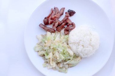 Fried lahana beyaz tabak beyaz backgeound, Tay gıda tarzı izole içinde Shell petrol beyaz tabak ve kızarmış domuz eti ile