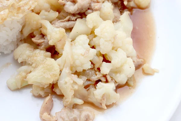 Domuz eti ile kızarmış karnabahar, beyaz tabak pirinç kızarmış yumurta beyaz zemin üzerine, Tay tarzında gıda yalıtmak.