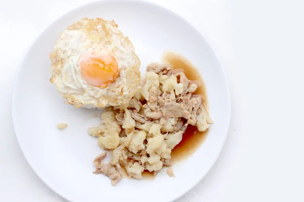 Жареная цветная капуста со свининой, жареные яйца с рисом в белом блюде изолировать на белом фоне, тайская кухня — стоковое фото
