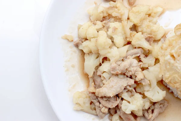 Domuz eti ile kızarmış karnabahar, beyaz tabak pirinç kızarmış yumurta beyaz zemin üzerine, Tay tarzında gıda yalıtmak.