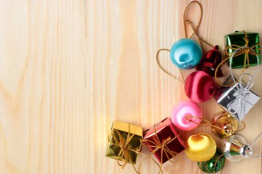 Noel hediyeler dekorasyon antik rustik ahşap arka plan üzerinde; ahşap ile bakıyordu görünümü üzerinde ahşap kopya alanı görünümüyle top