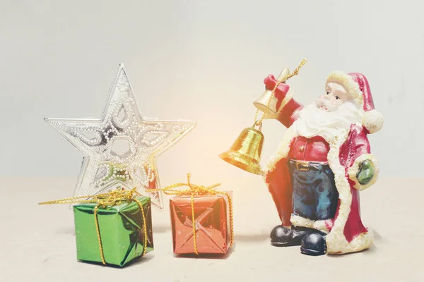 新年和圣诞装饰圣诞礼物盒和圣诞老人 — 图库照片