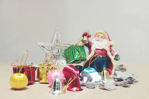 新年和圣诞装饰圣诞礼物盒和圣诞老人 — 图库照片