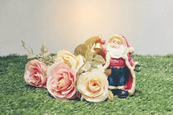 Christmas Decoration Santa Claus Flowers Green Grass — Stock Photo, Image