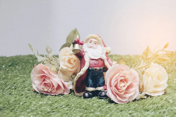 Decoración Navideña Santa Claus Con Flores Sobre Hierba Verde — Foto de Stock