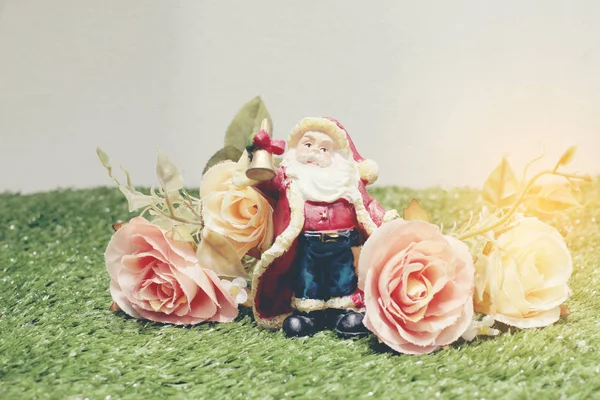 Decoración Navideña Santa Claus Con Flores Sobre Hierba Verde — Foto de Stock