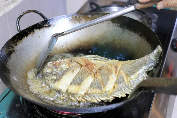 Peixe Frito Uma Frigideira Cozinha — Fotografia de Stock