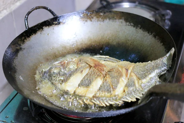 Жареная Рыба Сковороде Кухне — стоковое фото