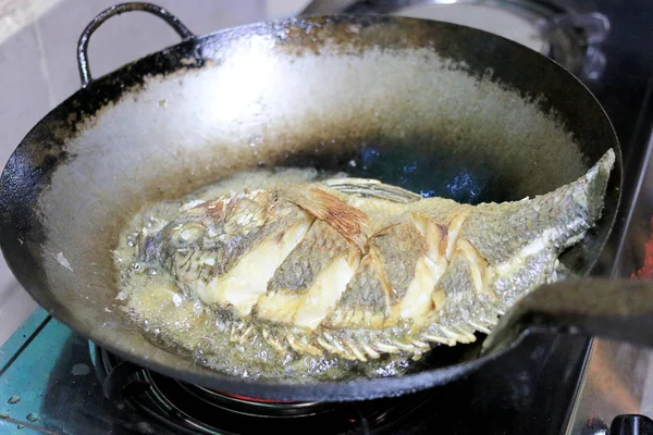 Жареная Рыба Сковороде Кухне — стоковое фото