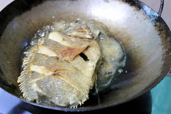 Peixe Frito Uma Frigideira Cozinha — Fotografia de Stock