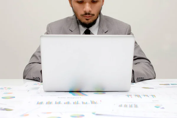 Homem novo que trabalha com o portátil, mãos do homem no computador do caderno, pessoa do negócio no local de trabalho sobre papéis do relatório de negócios, dados, estatística — Fotografia de Stock