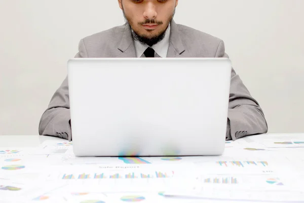 Νεαρός εργασίας με φορητό υπολογιστή, φορητό υπολογιστή στα χέρια του ανθρώπου, επιχειρησιακό πρόσωπο στο χώρο εργασίας κατά τη διάρκεια επιχειρήσεων έκθεση έγγραφα, δεδομένα, η στατιστική — Φωτογραφία Αρχείου