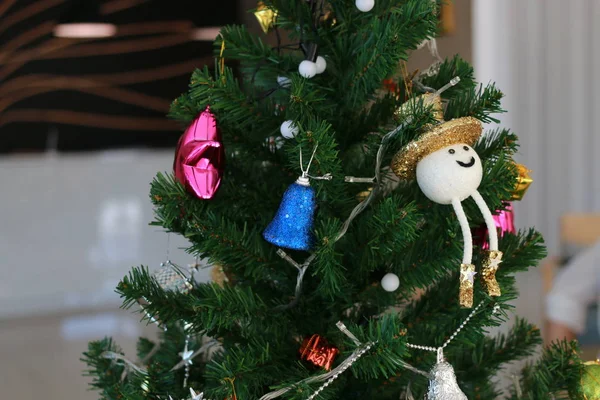 圣诞树 附有装饰品和玩具 — 图库照片