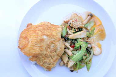 Karabiber ve Tay tarzı omlet beyaz tabak, Tay baharatlı ot yemek pirinç ile karıştırın kızarmış Baharatlı deniz ürünleri / görüntü seçin odak